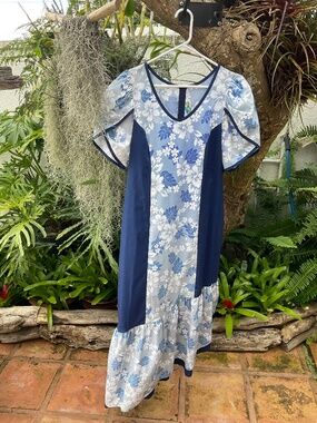 VTG Almost Paradise Blue & White Muumuu  Size Med